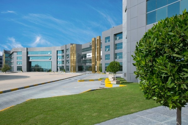 مكاتب بمجمع دبي للاستثمار بعوائد سنوية مضمونة وشيكات مسبقة 