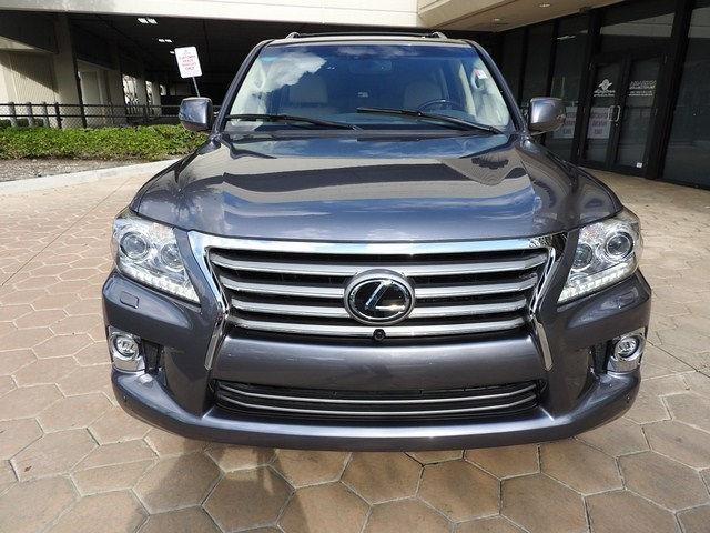 2014 لكزس LX 570 قاعدة للبيع